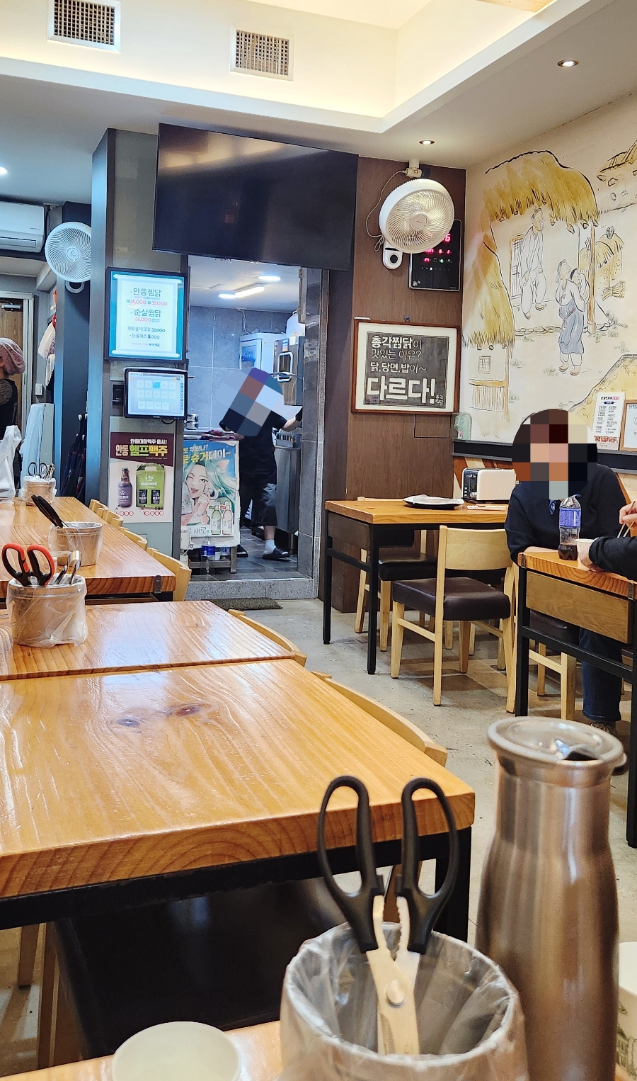 zandi602님이 찍은 총각찜닭 네온 간판과 매장 내부입니다. 이찬원 맛집이라는 문구와 2代째 이어온 전통찜닭이라는 간판 글귀가 선명하고,