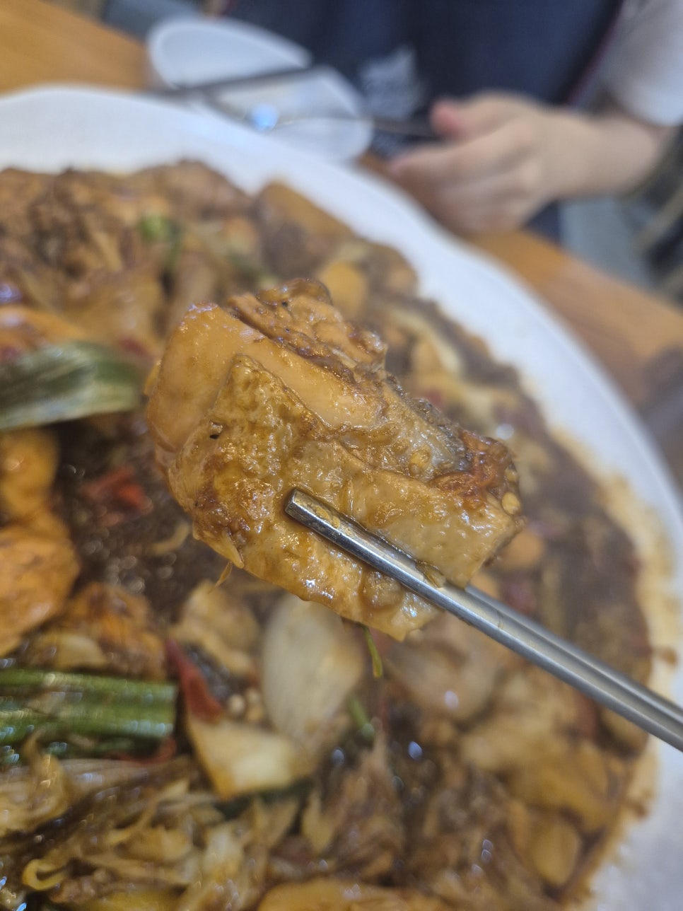 warinthebed님이 찍은 곁들이 무와 찜닭 클로즈업입니다. 무 크기가 제각각인 걸 보고 손으로 직접 썬 티가 난다고 적었고,