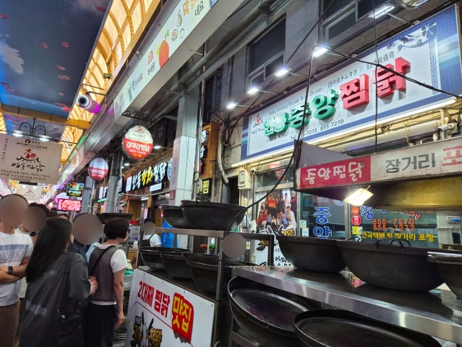 twiggy19이 찍은 구시장 서문과, 그 안쪽 골목 풍경입니다. 글로벌 명품시장이라는 글자와 찜닭특화거리라는 글자가 나란히 걸린 입구를 지나면,