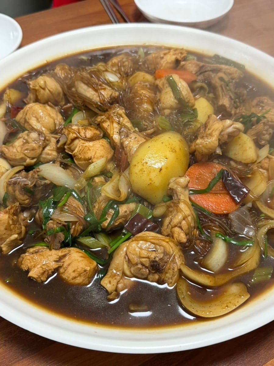 3i_1204가 찜닭골목에서 받은 한 상입니다. 당면과 감자, 채소가 큼직하게 들어간 간장 양념 찜닭으로, 가게마다 간과 재료 비율이 조금씩 다르다고 여러 블로거가 입을 모읍니다.