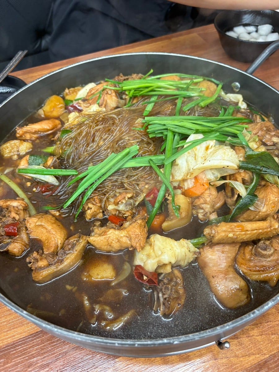 ehsll97이 안동시골찜닭에서 찍은 두 장입니다. 당면과 채소가 수북하게 올라간 찜닭이 먼저 나오고,