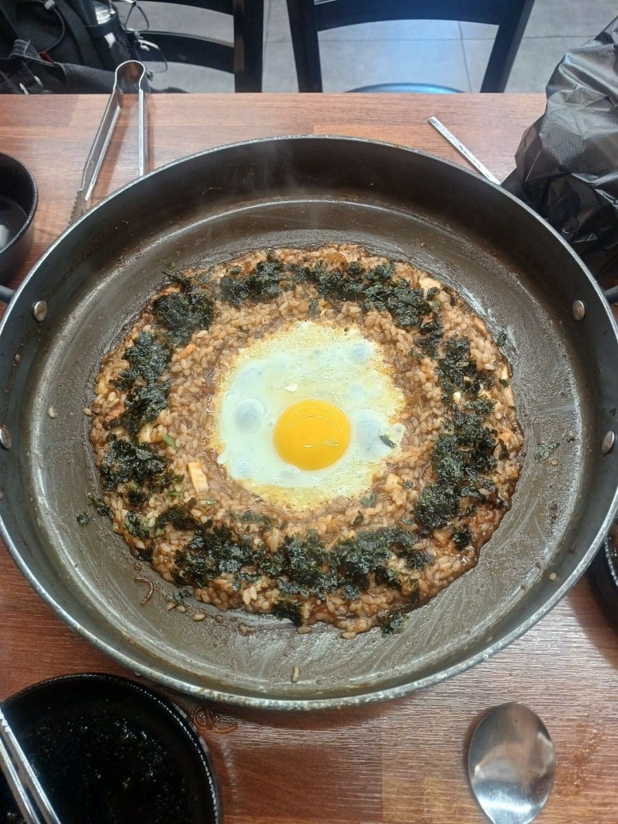 ehsll97이 안동시골찜닭에서 찍은 두 장입니다. 당면과 채소가 수북하게 올라간 찜닭이 먼저 나오고,