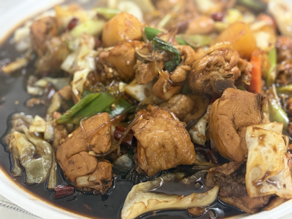 dreamcoffeetrue님이 찍은 매장 내부와 찜닭 클로즈업입니다. 20분 정도 기다리는 동안 가게 밖에서 사장님이 찜닭을 조리하는 모습을 지켜봤는데 화력이 어마어마했다고 적었…