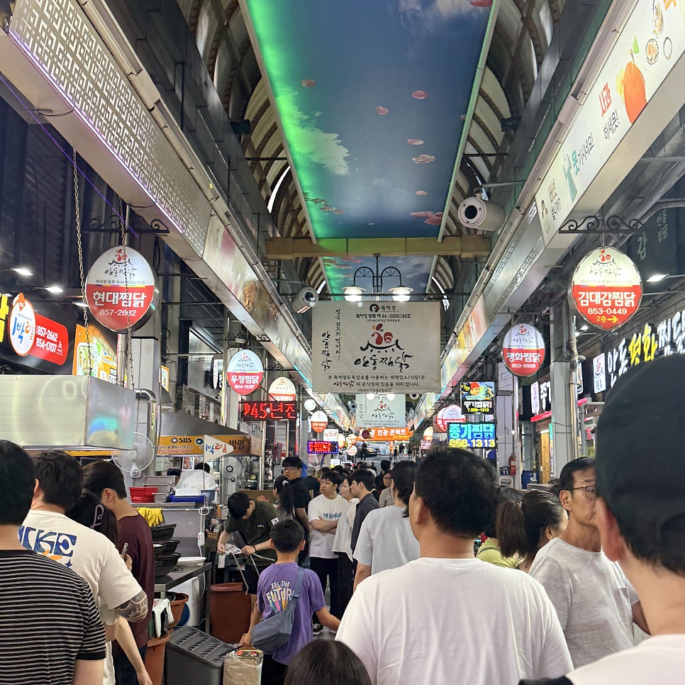 kkdyb님이 찍은 저녁 골목 풍경과 가게 뒤편 조리대입니다. 주말이라 사람이 많았고, 오랜만에 방문해도 변함없이 맛있고 양도 어마어마하다고 적었습니다.