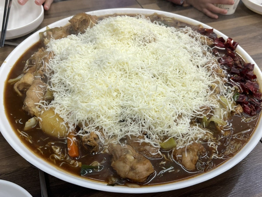 sa1017_님이 남긴 눈꽃치즈찜닭입니다. 다섯 명이 대자를 주문했는데 치즈는 산처럼, 당면은 젓가락이 걸릴 정도로 푸짐했다고 적었고,