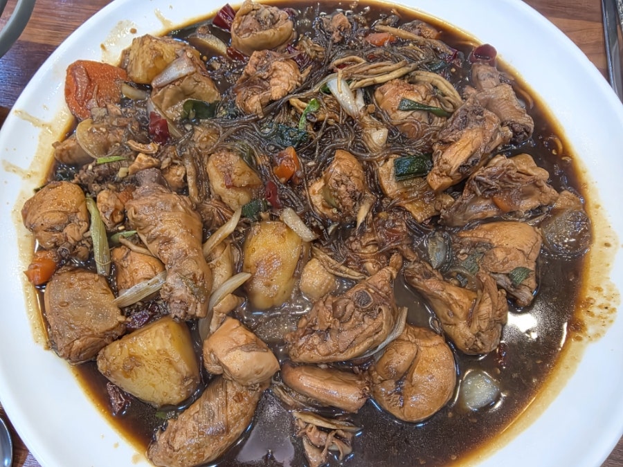 leave_seoul님이 찍은 찜닭 한 상입니다. 오후 여덟 시 반, 대부분의 식당이 문을 닫은 시간에 불 켜진 이 집을 찾아 들어갔고,
