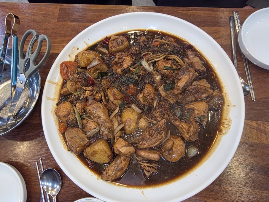 leave_seoul님이 찍은 찜닭 한 상입니다. 오후 여덟 시 반, 대부분의 식당이 문을 닫은 시간에 불 켜진 이 집을 찾아 들어갔고,