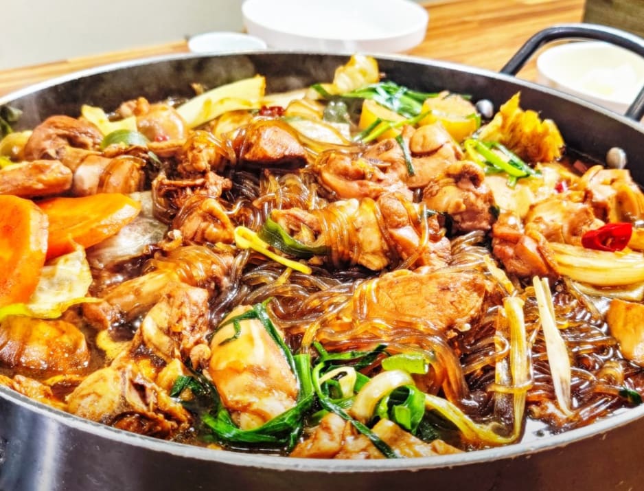 8282ba가 같은 자리에서 다른 각도로 찍은 철판찜닭입니다. 당면이 양념을 가득 머금고 있어, 바닥까지 긁어 먹게 된다는 평이 많습니다.
