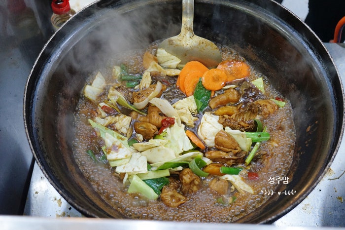 eye4y님이 밤에 찍은 원조안동찜닭 간판입니다. 1980년 개업, 안동 전원주 아줌마집이라는 문구와 함께 조리 중인 웍 사진을 남겼습니다.