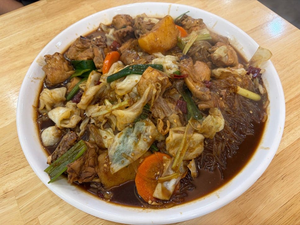 thfl0504t가 찍은 영가찜닭 한 상입니다. 당면과 채소가 큼직하게 올라간 간장 양념 찜닭으로, 서울에서 먹던 것보다 양이 더 많다는 인상을 남겼습니다.