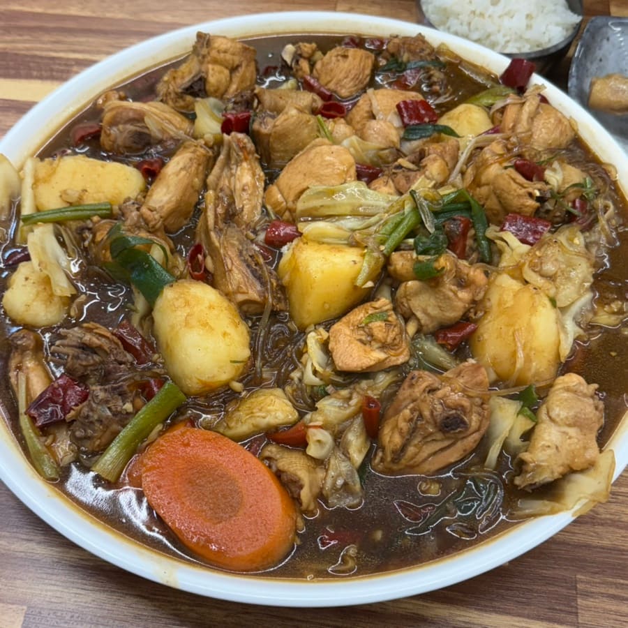 rmmony가 주문한 찜닭 중자입니다. 당면과 감자, 닭고기가 자작한 간장 양념에 뒤섞여 있고, 세 명은 먹어야 할 것 같은 양이라고 적었습니다.