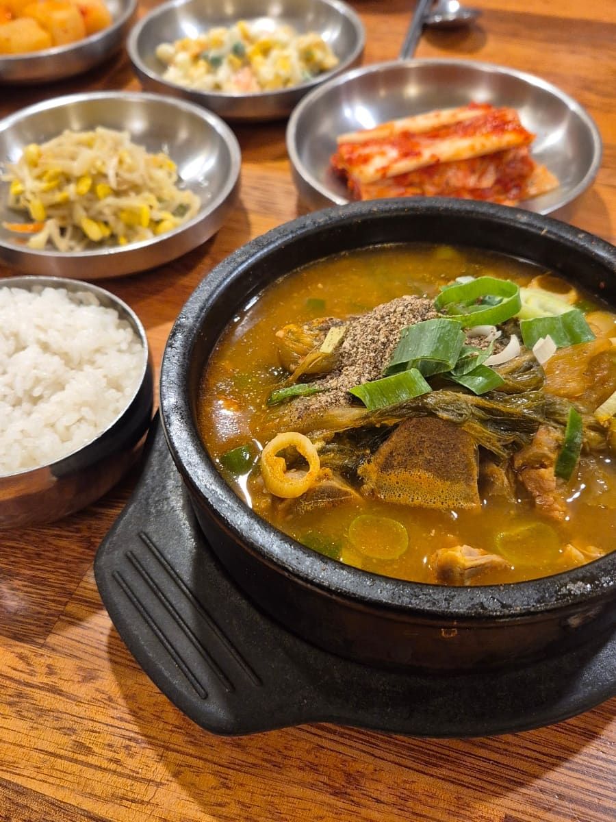 lmy5493은 뼈해장국을 다른 각도에서 한 번 더 찍고, 식사를 마칠 무렵 뼈에서 발라낸 고기와 우거지를 젓가락으로 집어 든 순간도 남겼다.