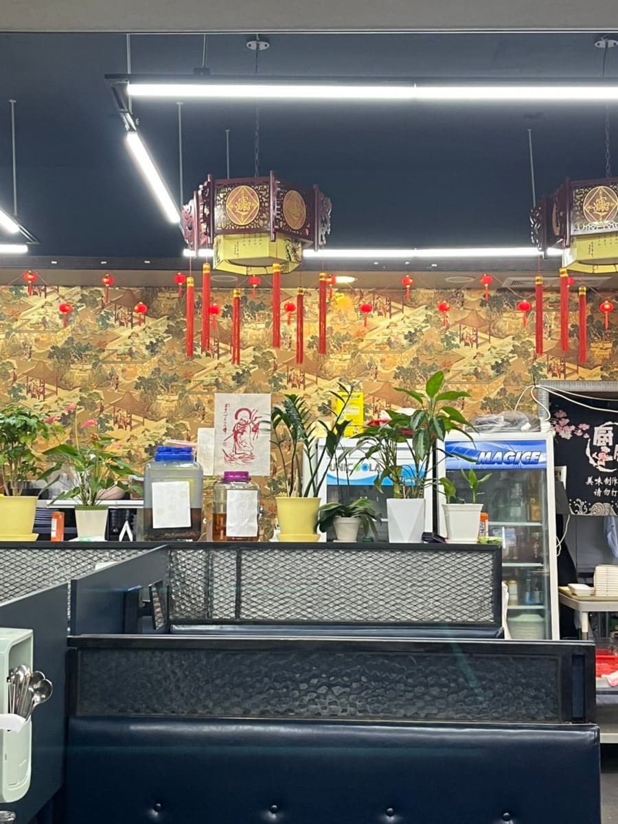 lily_cafe_는 중국 국기와 함께 안산시가 발급한 '다문화음식점' 표지판을, zzxxng__you는 붉은 술이 달린 등과 전통 산수화 벽지로 꾸민 실내 한쪽을 찍었다.
