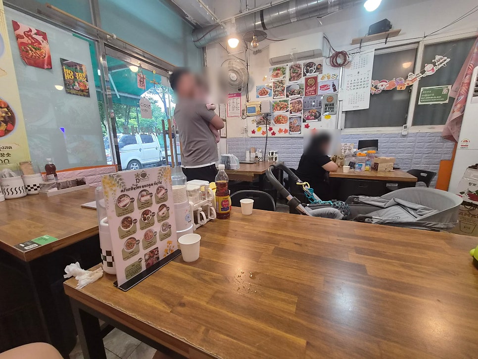ramenlove_는 'Thailand'와 'South Korea' 국기가 나란히 걸린 간판을 찍었고, 들어선 뒤에는 벽에 붙은 태국 음식 사진과 달력,