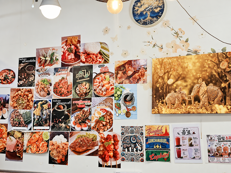kimpaha는 벽 가득 붙은 태국 음식 사진과 금빛 코끼리 그림을 찍었고, 다른 한 장에는 주문한 매콤 돼지고기볶음 덮밥에 달걀프라이를 얹은 한 접시를 담았다.