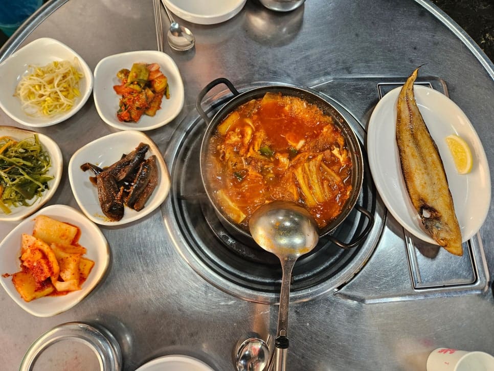 jjinjin2_는 '골목집' 이름이 큼직하게 적힌 메뉴판 전체와, 밑반찬 다섯 접시와 서대구이·김치찌개가 함께 놓인 상차림 전체를 내려다보고 찍었다.