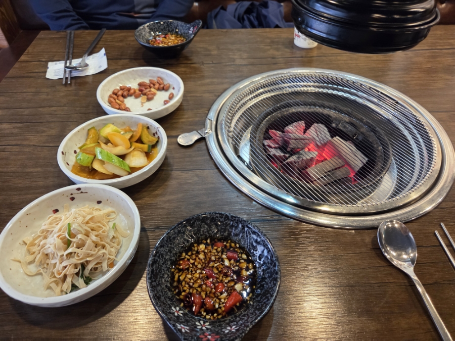 module072는 가죽 소파석과 환기 덕트, 벽에 붙은 부위별 안내판이 보이는 홀 전경을 찍었고,