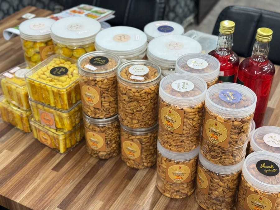 krrrin은 'WARCOP INDONESIA COOKIES' 라벨이 붙은 과자 통들과 빨간 음료병이 늘어선 판매대를 찍었고,