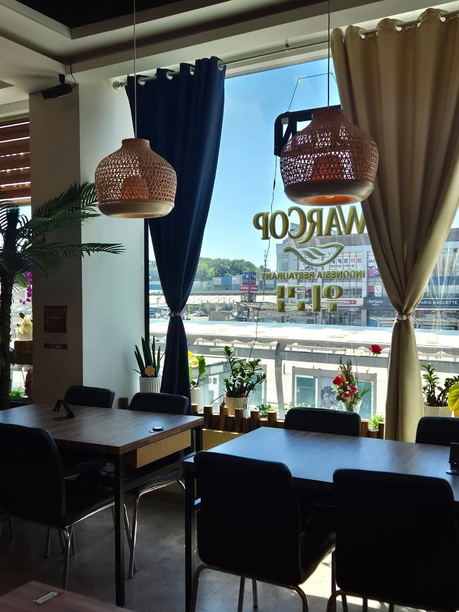 krrrin은 'WARCOP INDONESIA COOKIES' 라벨이 붙은 과자 통들과 빨간 음료병이 늘어선 판매대를 찍었고,