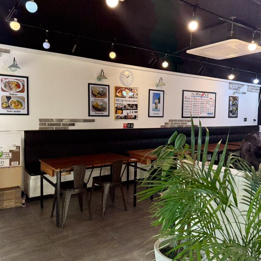 달밍(hus2h)은 빨간 차양 아래 'WARUNG KITA' 간판과, 나무 테이블이 놓인 넓은 실내를 함께 담았다.