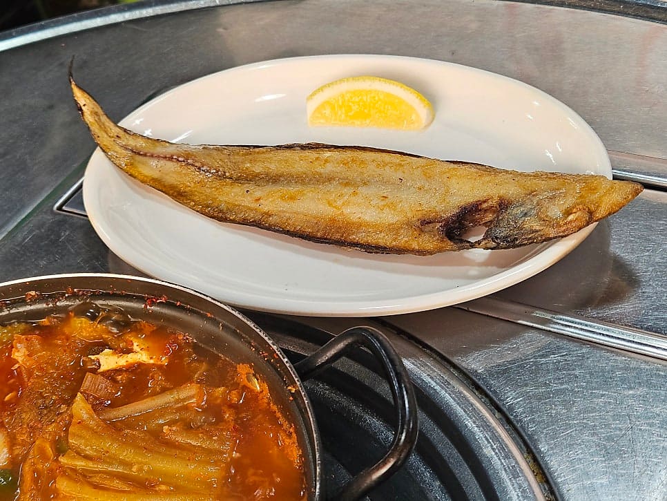 jjinjin2_는 서대구이 한 마리와 보글보글 끓는 김치찌개를 나란히 올렸다. 가게 이름은 '골목집', 삼십 년 가까이 이 자리를 지킨 노포라고 적었다.