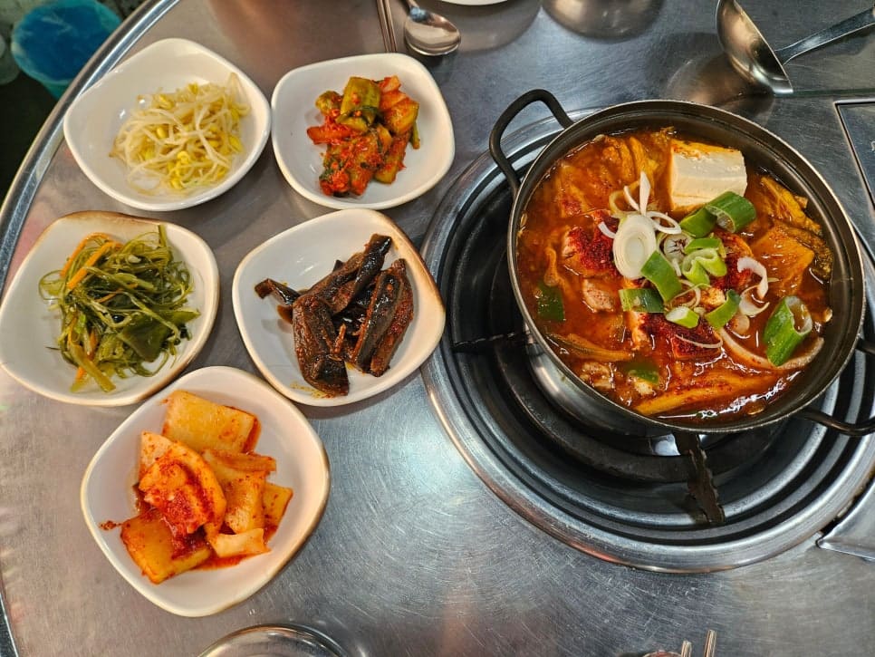 jjinjin2_는 서대구이 한 마리와 보글보글 끓는 김치찌개를 나란히 올렸다. 가게 이름은 '골목집', 삼십 년 가까이 이 자리를 지킨 노포라고 적었다.