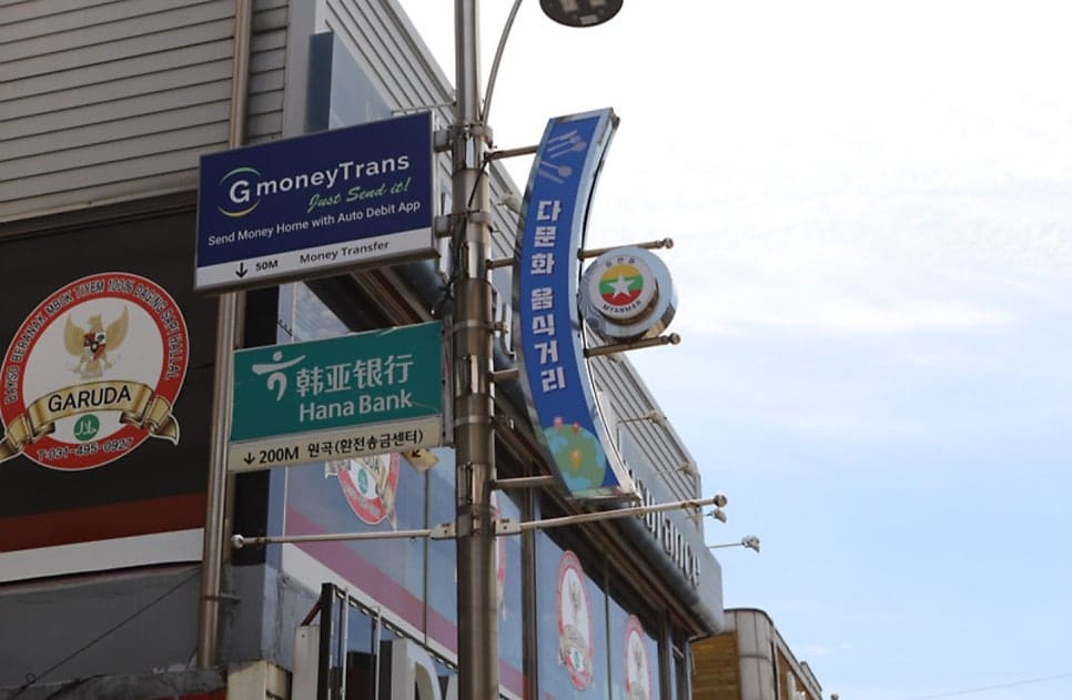 안산9경 답사로 들른 bwsphoto가 전신주 하나에 다닥다닥 붙은 간판을 올려다보며 찍었다. 해외송금 업체와 은행,