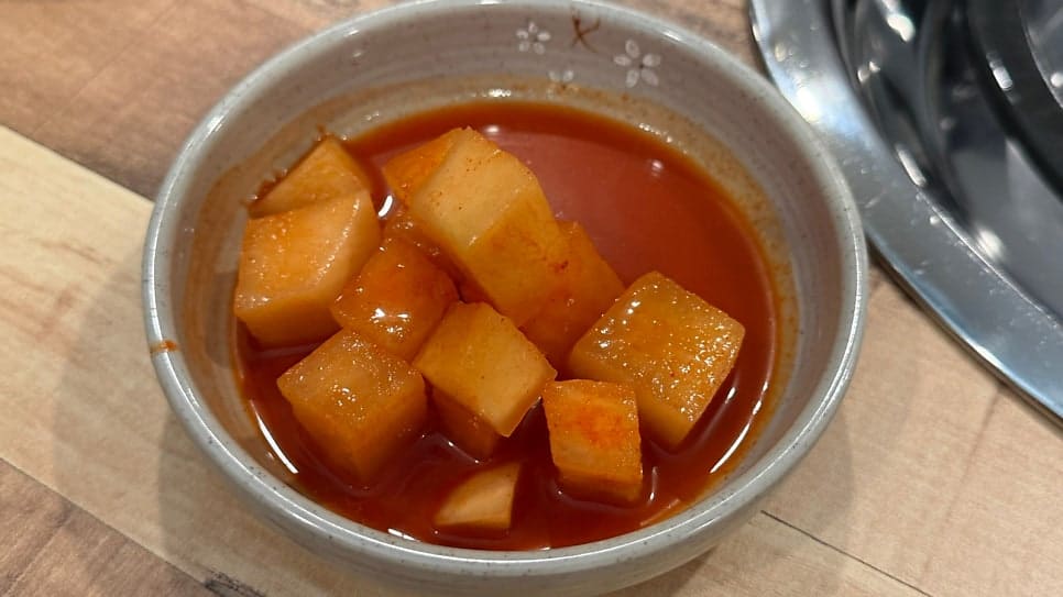 같은 자리에서 촬영한 깍두기입니다. 큼직하게 썬 무가 양념에 잘 배어 있습니다. 셀프 코너에서 추가로 가져올 수 있는 밑반찬 중 하나입니다.