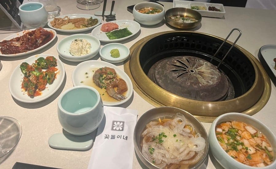 momobeef는 통유리 너머로 보이는 수상 리본과 인증패를 찍으며, 육질에 진심인 집이라는 게 느껴졌다고 적었습니다.