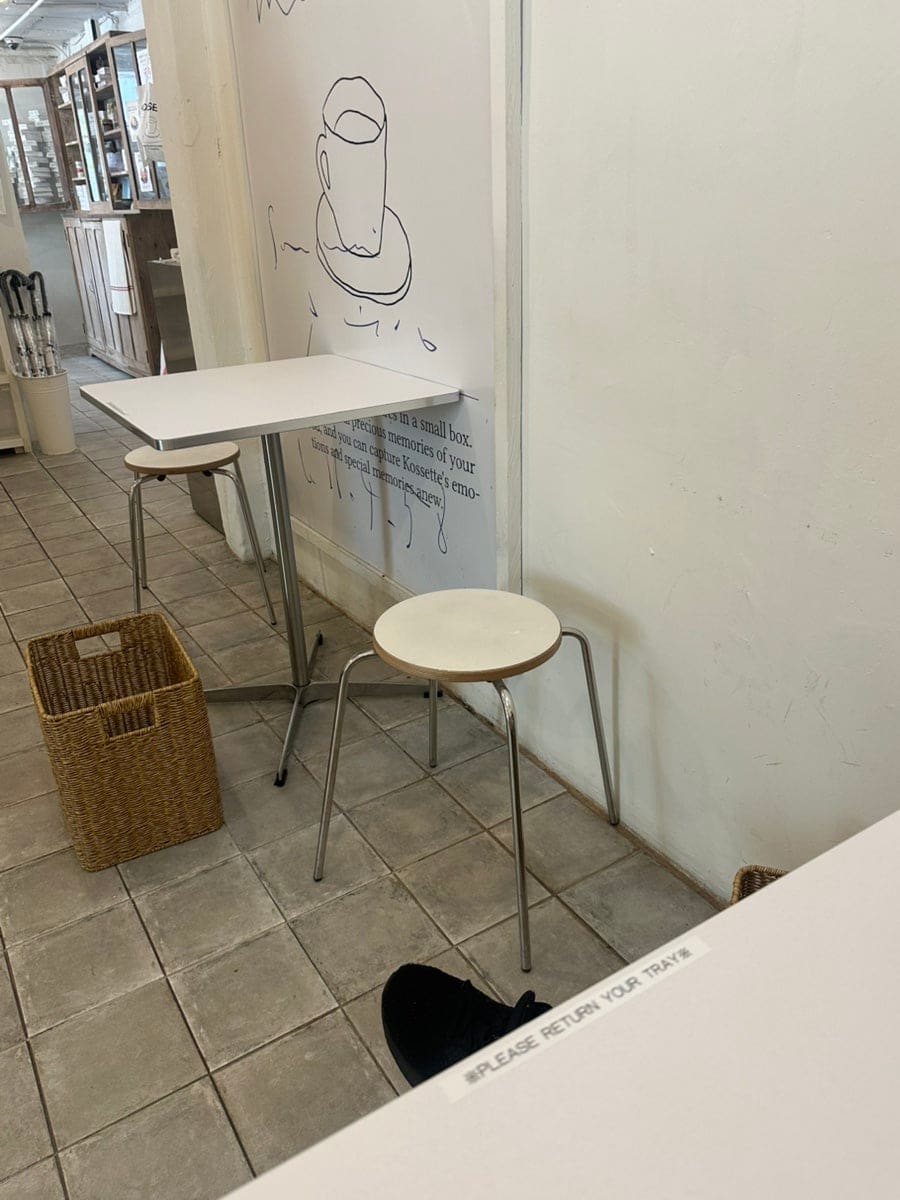 hhhjiiiwan은 차가운 느낌보다 따스하고 포근한 분위기가 가득해 들어서는 순간부터 마음에 들었다고 적었습니다.