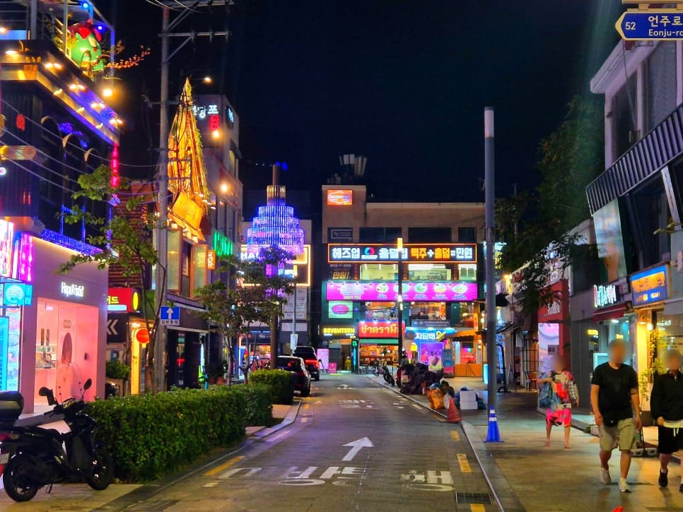 네온 간판과 조명이 켜진 밤의 골목입니다. 낮과는 전혀 다른 얼굴로, 늦은 시간까지 사람들의 발길이 이어집니다.