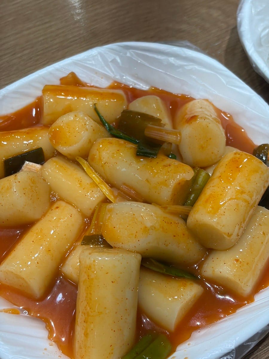 jenn_beauty는 압구정에서 밥 먹고 2차로 가볍게 분식이 먹고 싶어 방문했다고 적었습니다.