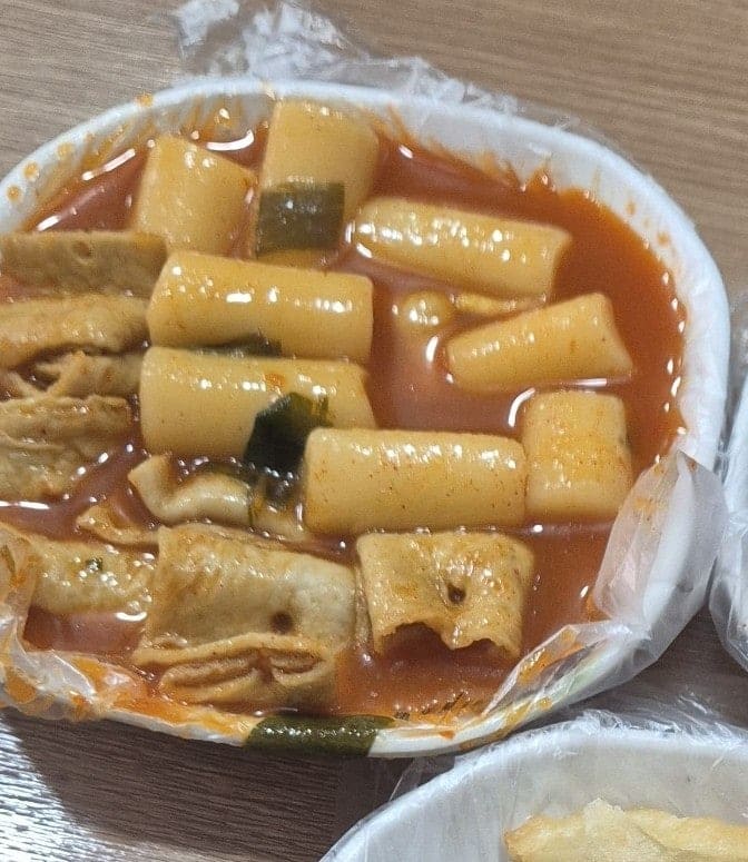 steffanylee는 떡볶이에 순대와 내장, 튀김까지 같이 먹으니 자신이 좋아하는 분식 조합 그대로였다고 적었습니다.