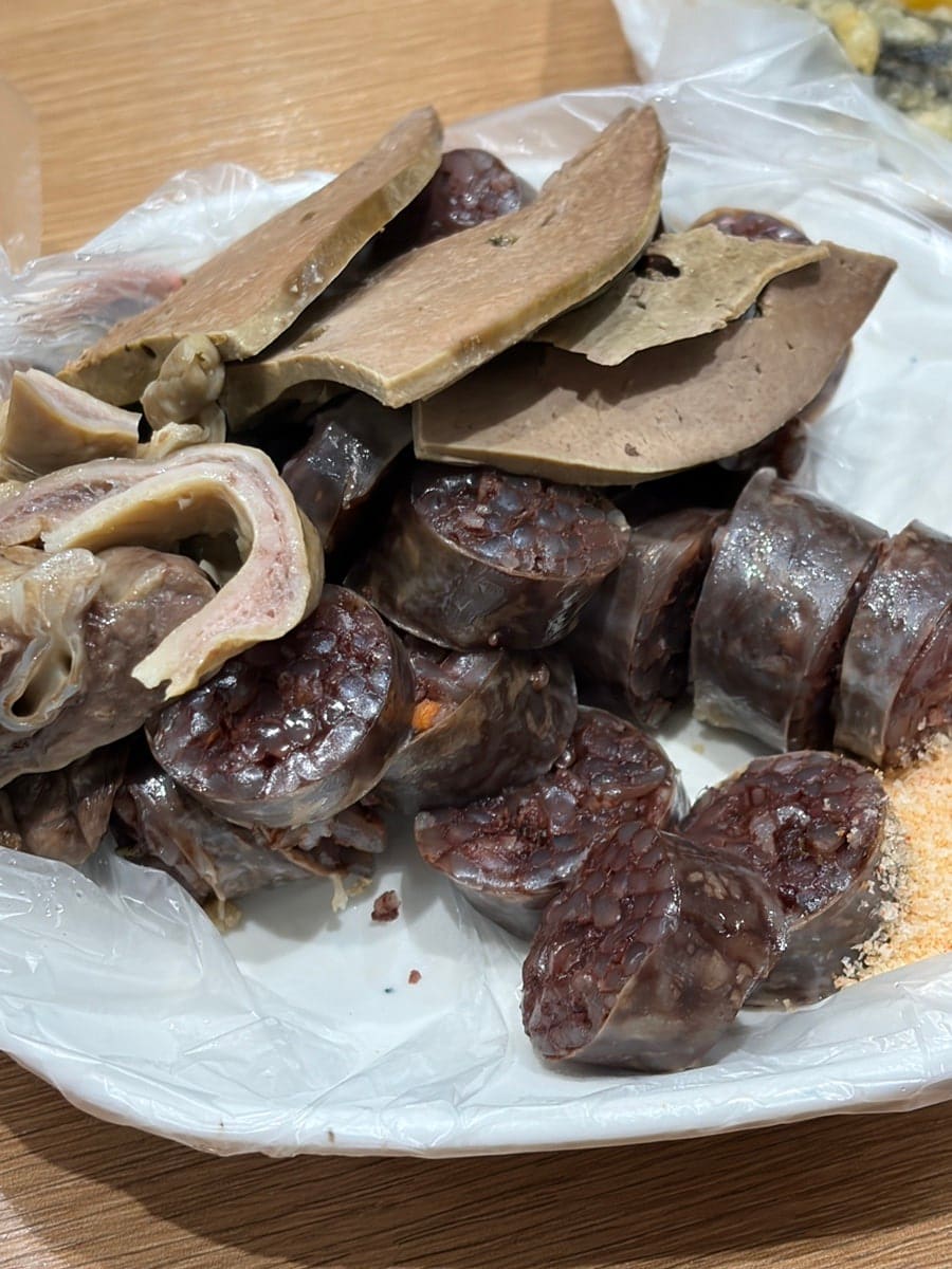 steffanylee는 떡볶이에 순대와 내장, 튀김까지 같이 먹으니 자신이 좋아하는 분식 조합 그대로였다고 적었습니다.