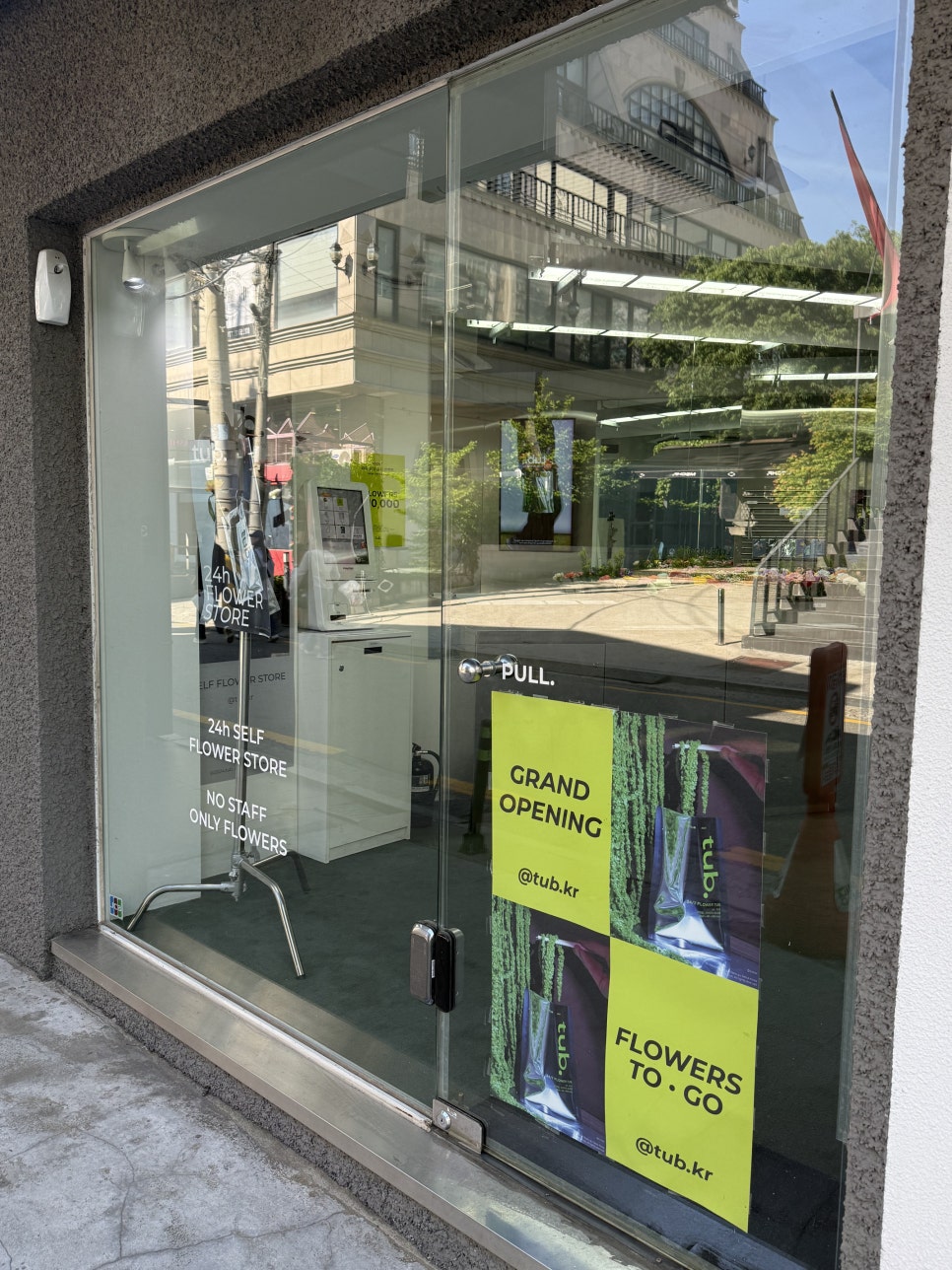 chacha_sy는 통유리 외관과 '24h open, no staff, only flowers'라고 적힌 세로 간판을 지나치다 자연스럽게 눈이 갔다고 적었습니다.