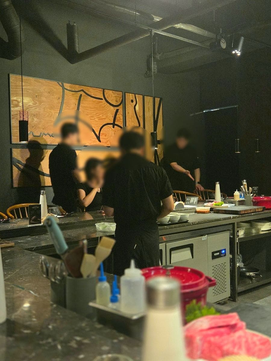 odozmkzhfk는 아버지 생신을 기념해 런치 코스를 예약했다고 적었습니다. 우모크라는 이름이 한우의 우와 연기의 스모크를 더해 만들어졌다는 걸 알고,
