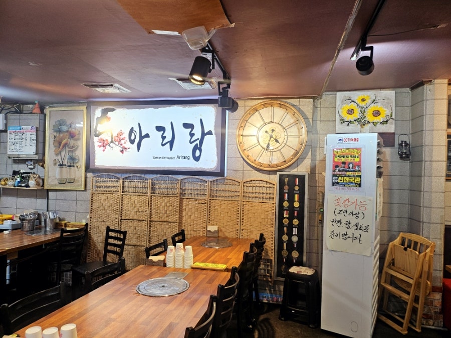 sunny02v가 찍은 매장 내부입니다. 어항이 놓인 테이블과 여러 테이블이 늘어선 넓은 공간,