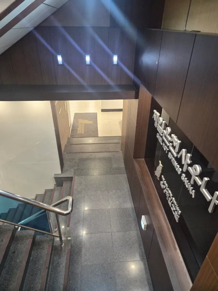happyid777이 찍은 제일온천사우나로 내려가는 계단입니다. '제일온천사우나 CHEIL HOT SPRINGS SAUNA' 간판 아래,