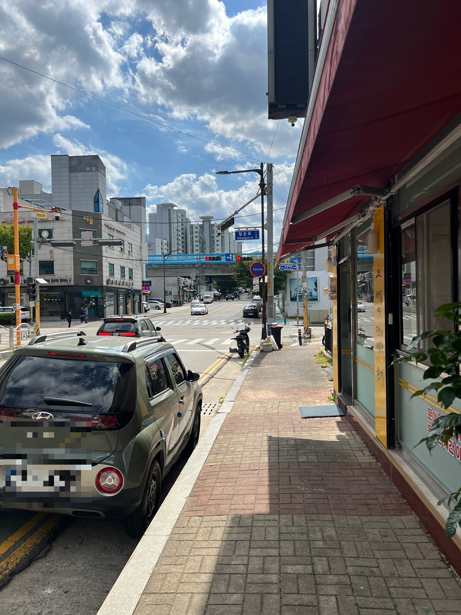 dolcenonna가 찍은 가게 외관과 앞 거리입니다. 셰프 캐릭터가 그려진 노란 간판과 청운로 79번지 주소판,