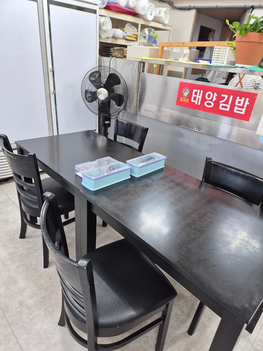 dailyonsdot이 찍은 매장 내부입니다. 태양김밥 간판이 붙은 벽 아래 놓인 테이블과,