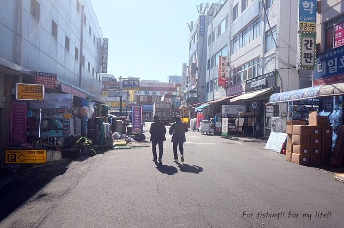 방산시장 골목 초입, 상자와 손수레가 뒤섞여 오가는 풍경입니다. 포장재를 나르는 일상이 이 거리의 기본 동선임을 보여줍니다.