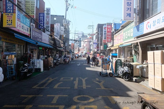 방산시장 골목 초입, 상자와 손수레가 뒤섞여 오가는 풍경입니다. 포장재를 나르는 일상이 이 거리의 기본 동선임을 보여줍니다.