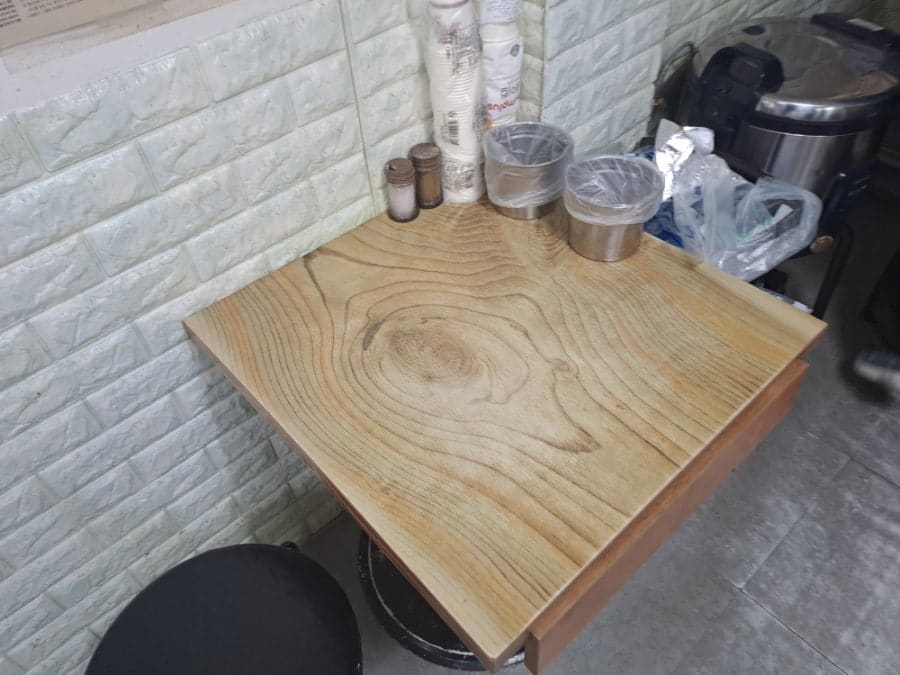 같은 사람이 남긴 실내 전경입니다. 인근 사장님부터 가족 단위까지 다양한 연령층이 앉아 있는 모습이 담겨 있습니다. 방송에도 방영된 식당이라고 적은 말처럼,