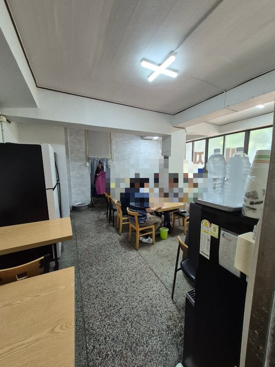definitice가 남긴 사진 속 강산옥은 자리가 그리 많지 않은 작은 매장입니다. 입식 테이블 몇 개와, 요즘은 보기 힘든 좌식 자리가 함께 있다고 적었는데,