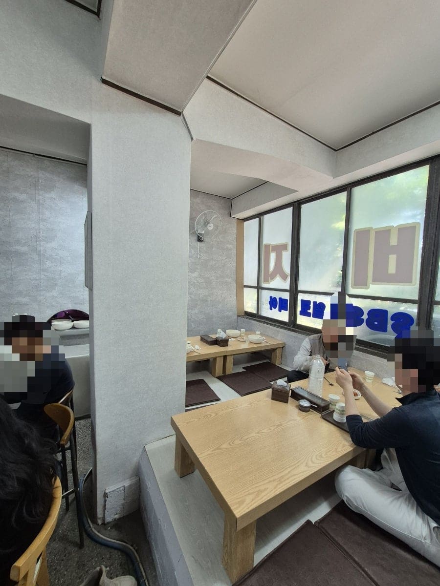 definitice가 남긴 사진 속 강산옥은 자리가 그리 많지 않은 작은 매장입니다. 입식 테이블 몇 개와, 요즘은 보기 힘든 좌식 자리가 함께 있다고 적었는데,