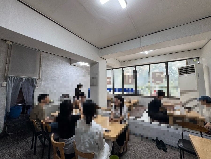 ddubuzip은 2층으로 올라오자마자 화려한 블루리본이 반겨준다고 적었습니다. 평상 자리와 좌석이 함께 있지만 내부가 협소해 금방 웨이팅이 생긴다고 했는데,