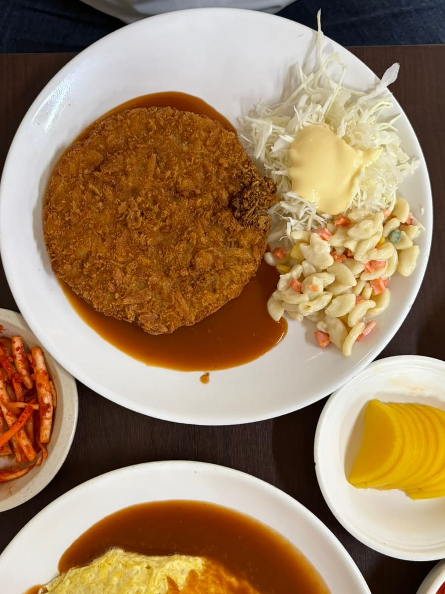 같은 사람이 남긴 치즈돈까스 사진입니다. 소스를 위에 뿌리는 게 아니라 접시 바닥에 깔고 그 위에 튀긴 돈까스를 얹어주는 방식이 신기했다고 적었습니다.