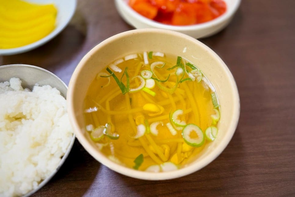같은 사람이 남긴 콩나물국 사진입니다. 맑은 국물에 콩나물과 파가 떠 있는 평범한 밑반찬이지만,