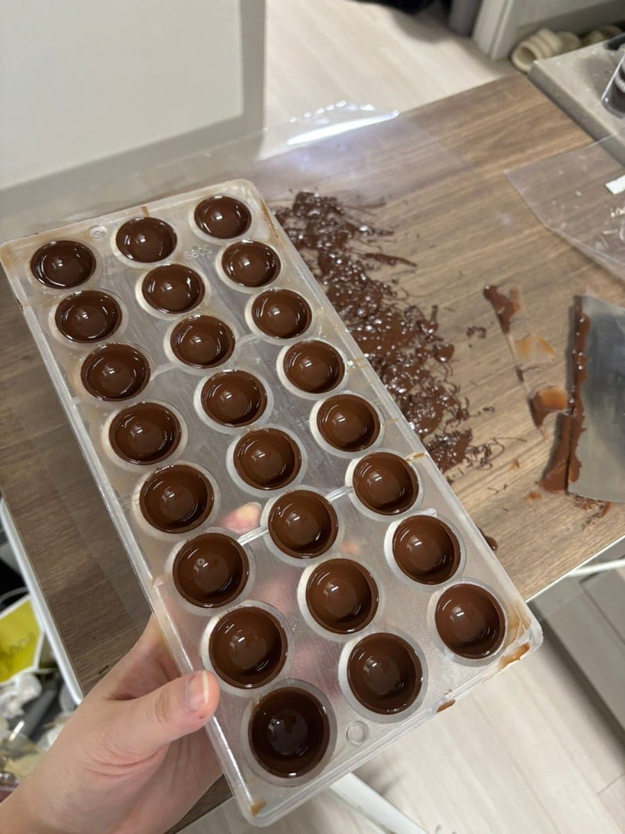 rhtmaehcy는 발렌타인데이를 앞두고 아이러브초코에서 미리 재료를 구매해 초콜릿을 직접 만들어 보았다고 적었습니다.