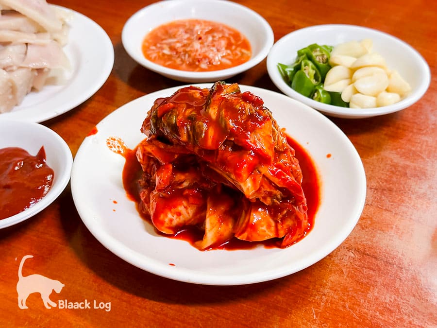 bsb7411은 보쌈김치 비주얼이 상당하다며, 감칠맛 가득한 화려한 색이 인상적이었다고 적었습니다. 생마늘과 고추, 새우젓,